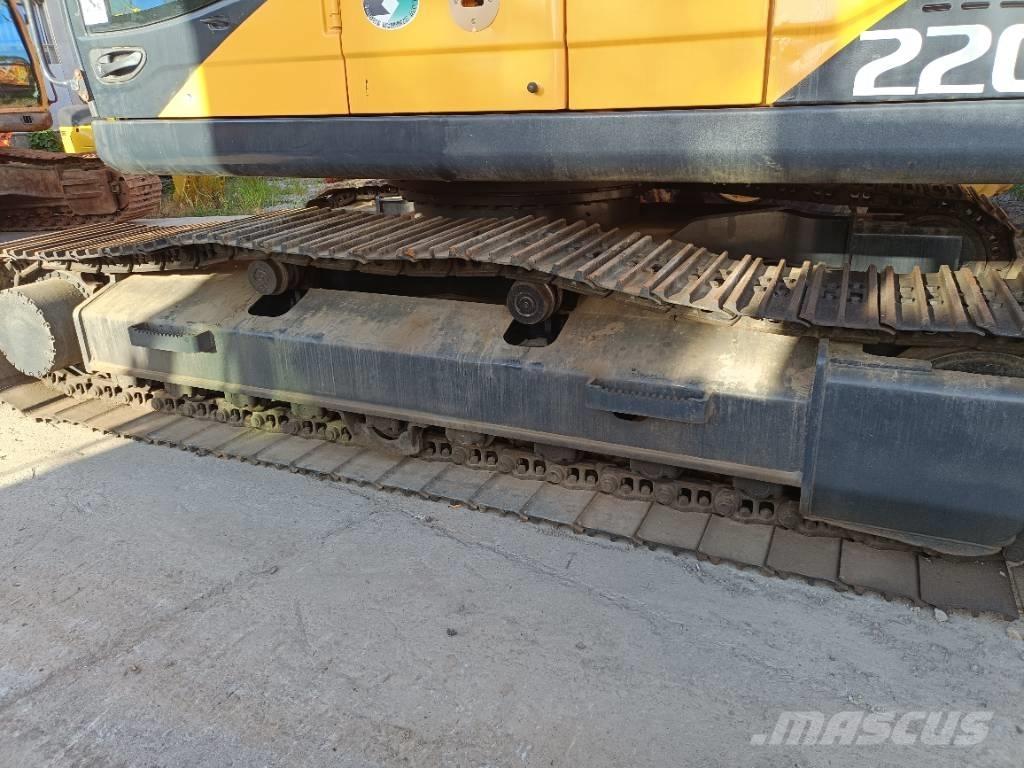 Hyundai R220LC-9S حفارات زحافة