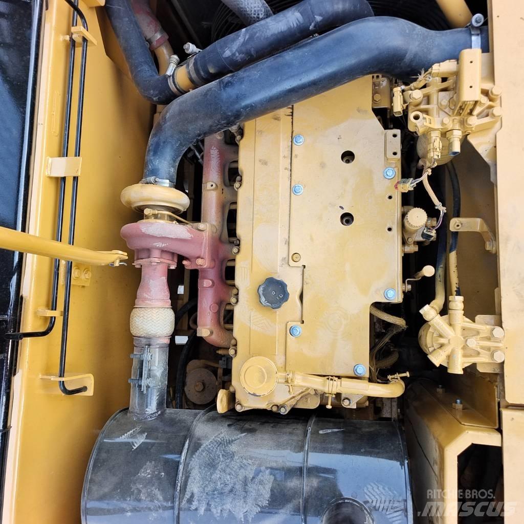 CAT 320D حفارات زحافة