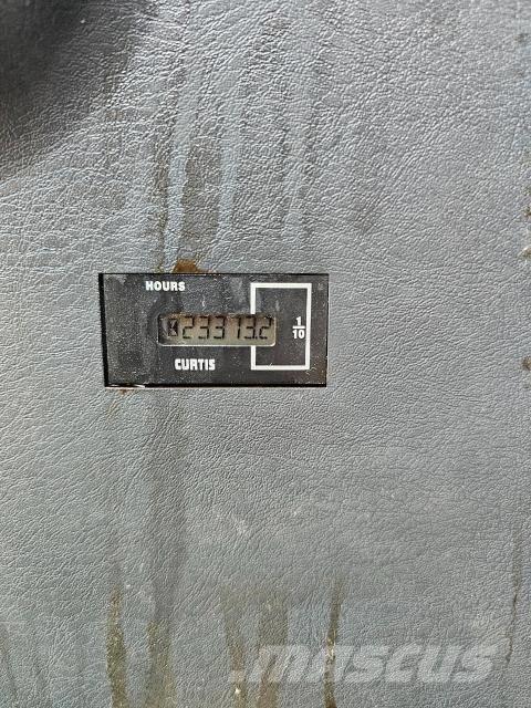 Hyundai Robex 300 LC حفارات زحافة