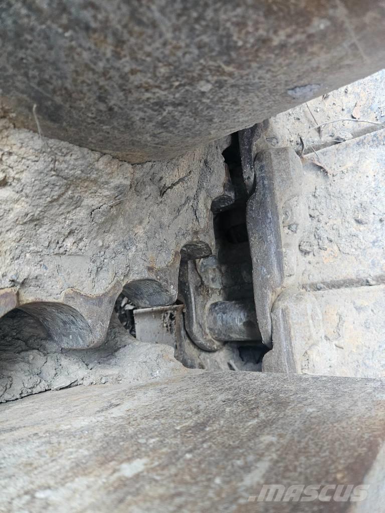 Hyundai Robex 300 LC حفارات زحافة