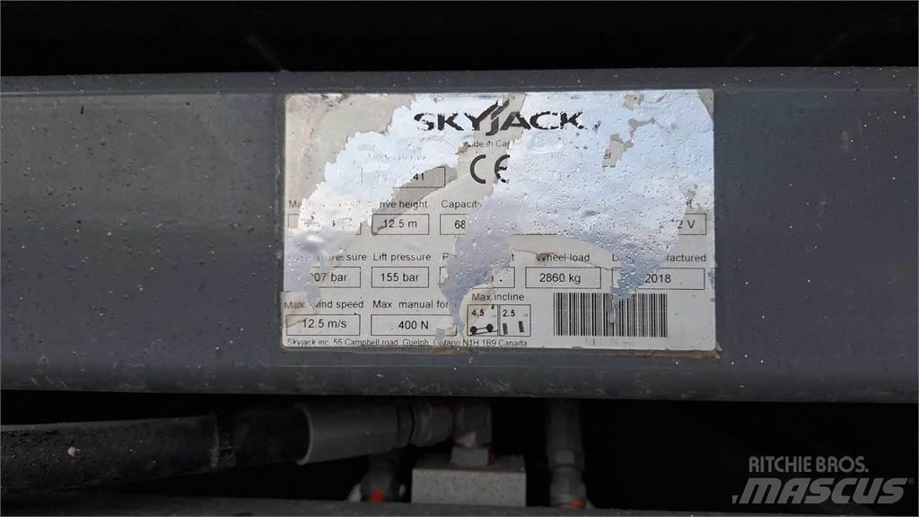 SkyJack 8841RT رافعات مقصية الشكل