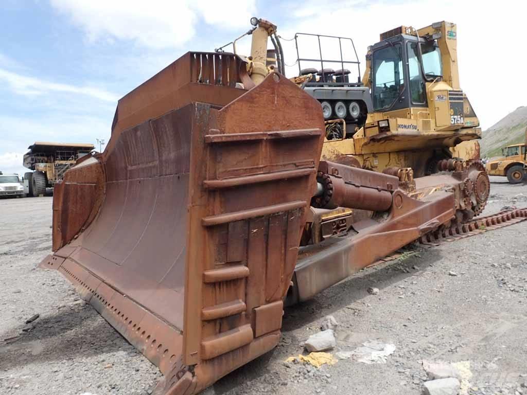 Komatsu D 575 A-3 بلدوزرات مجنزرة