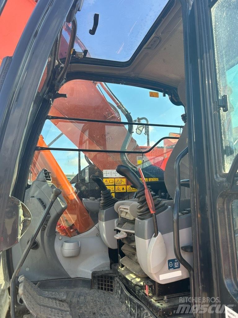 Hitachi ZX225 USLC-6 حفارات زحافة