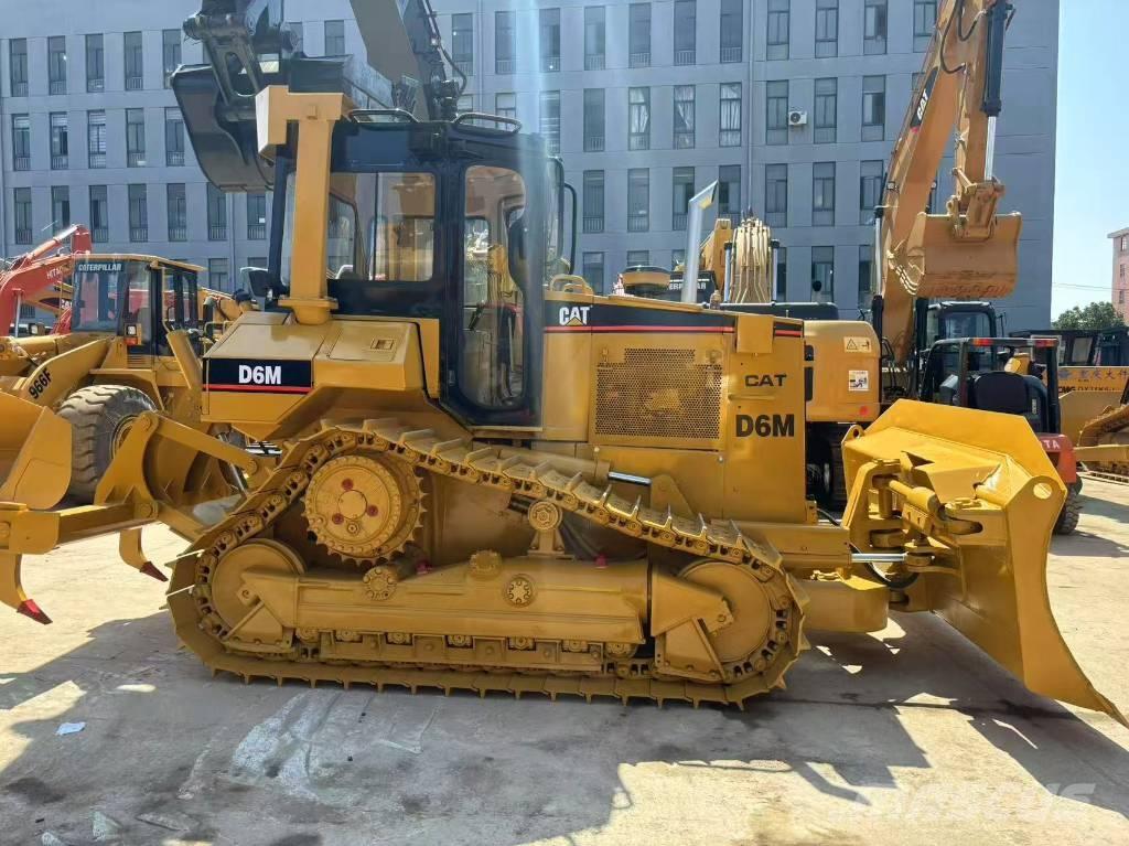 CAT D 6 M بلدوزرات مجنزرة