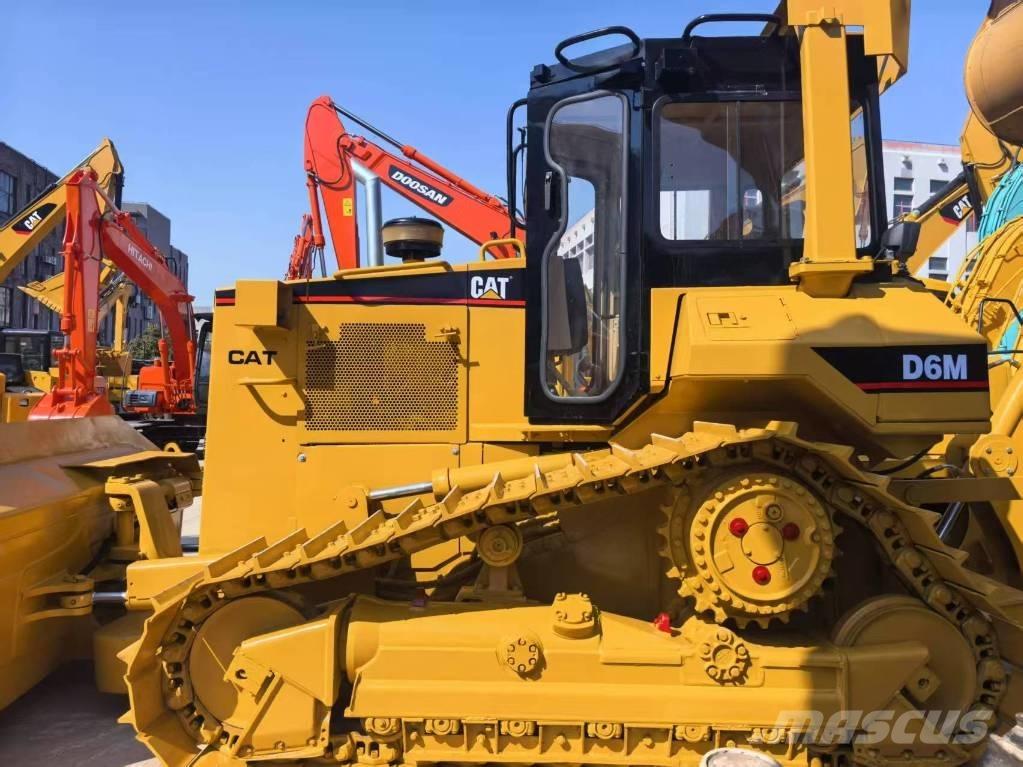 CAT D 6 M بلدوزرات مجنزرة