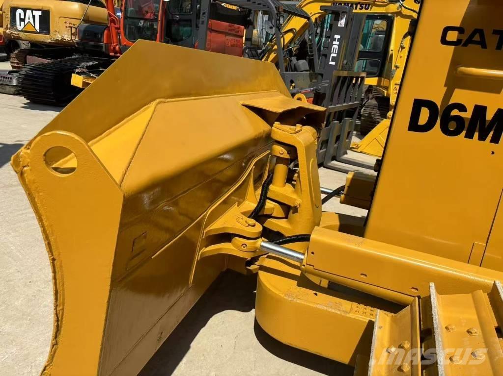CAT D 6 M بلدوزرات مجنزرة
