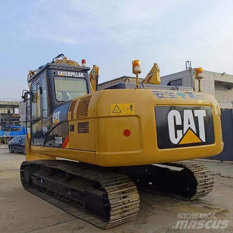 CAT 320 D حفارات زحافة