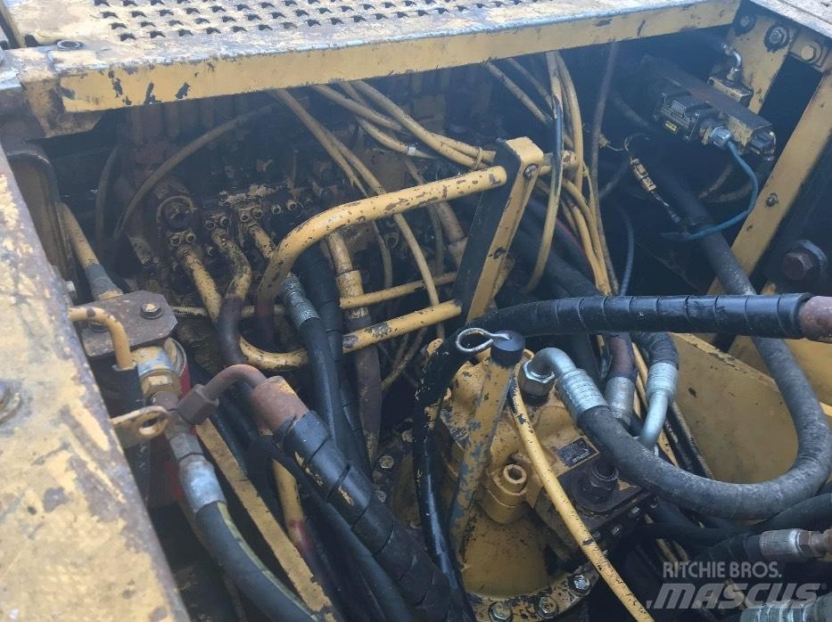 CAT 320 B حفارات زحافة