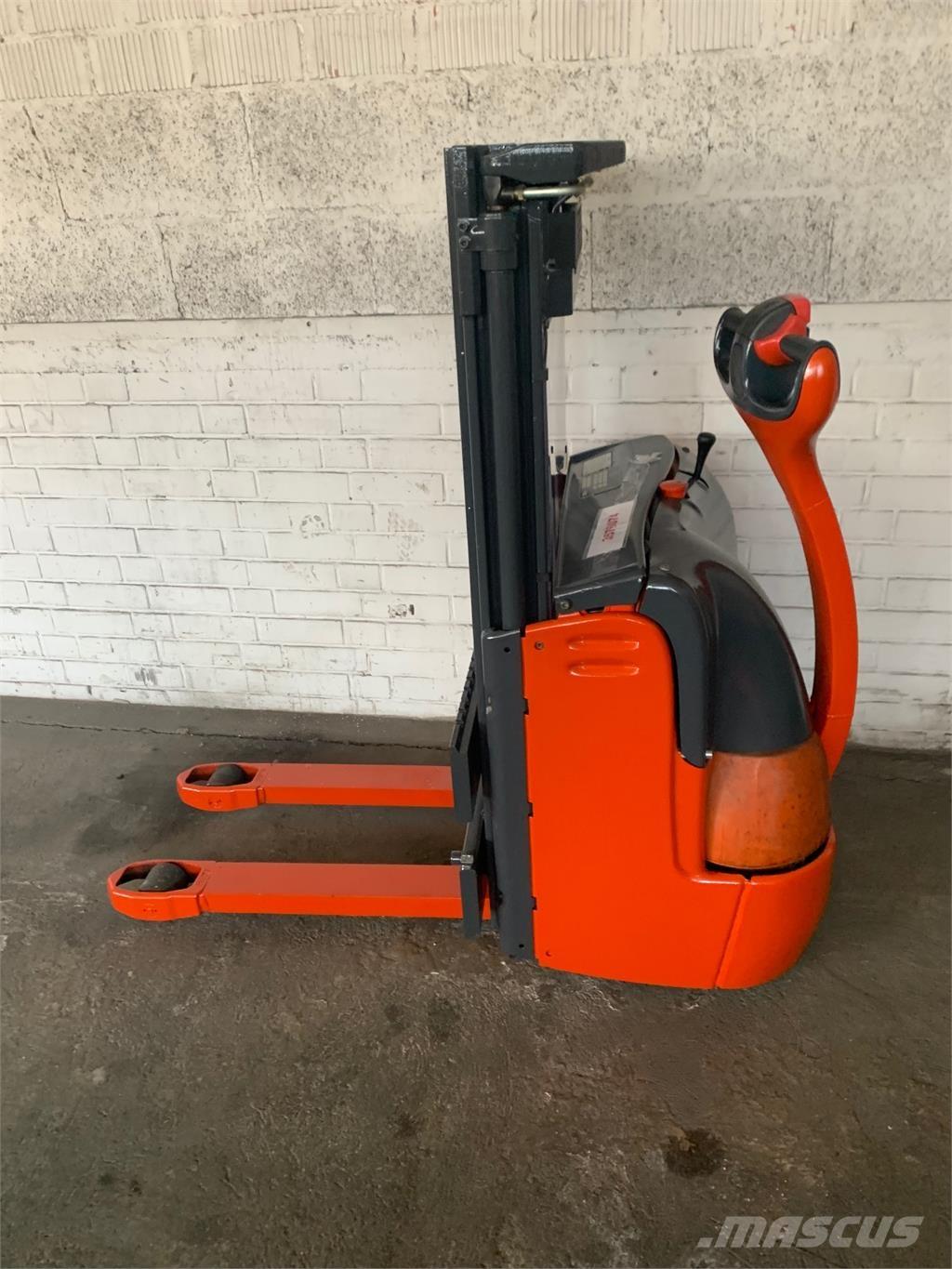 Linde L12 (379) شاحنات مناولة ذاتية الدفع