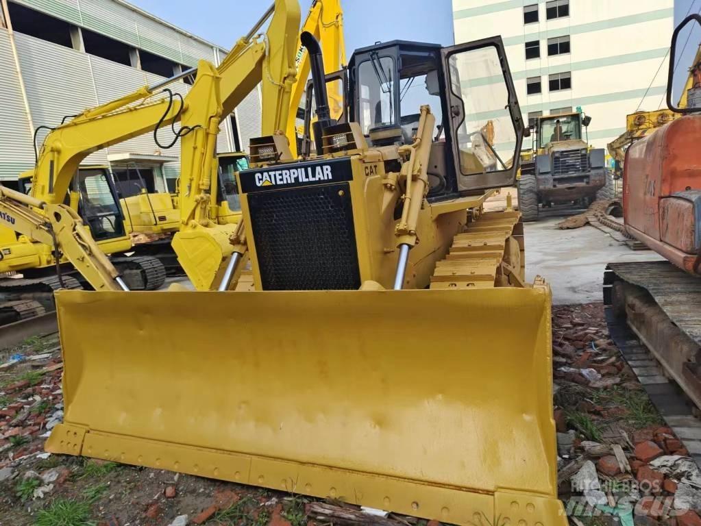 CAT D 6 G بلدوزرات مجنزرة