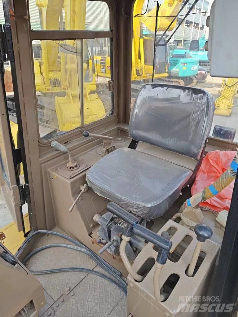 CAT D 6 G بلدوزرات مجنزرة