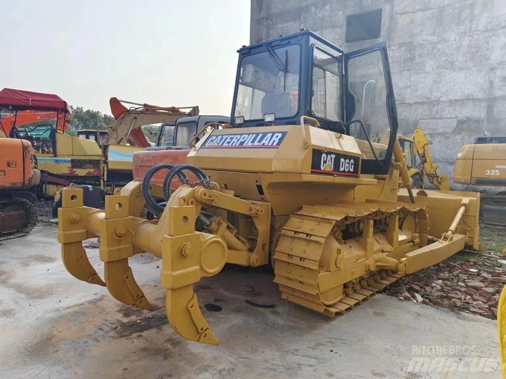 CAT D 6 G بلدوزرات مجنزرة