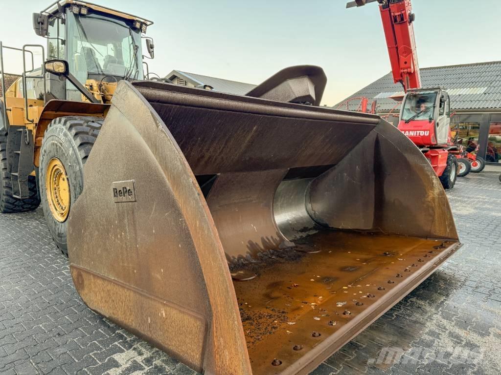 CAT 980M لوادر بعجل