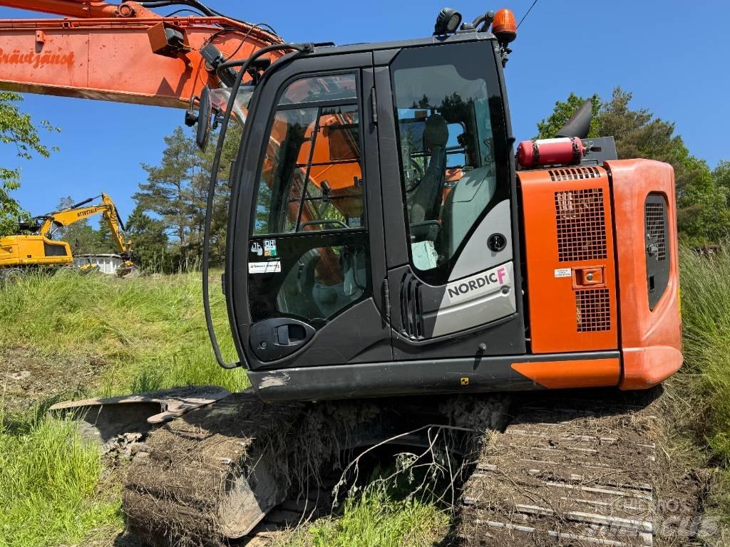 Hitachi ZX135USBL-6 حفارات زحافة