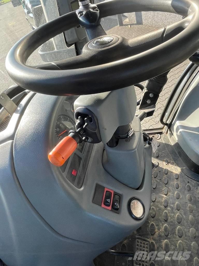 Valtra T151 tractor الجرارات