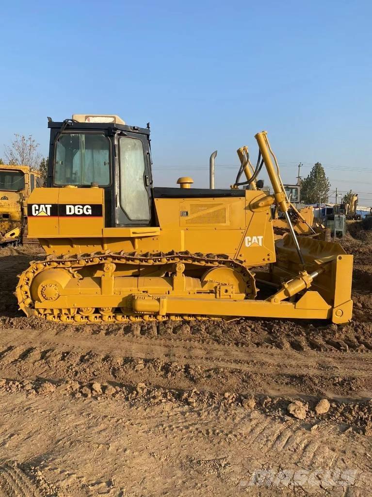 CAT D 6 G بلدوزرات مجنزرة