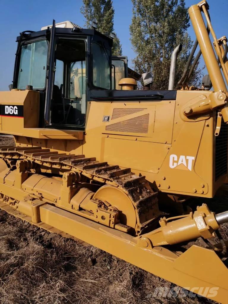 CAT D 6 G بلدوزرات مجنزرة