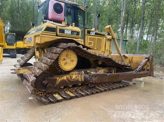 CAT D 6 R بلدوزرات مجنزرة