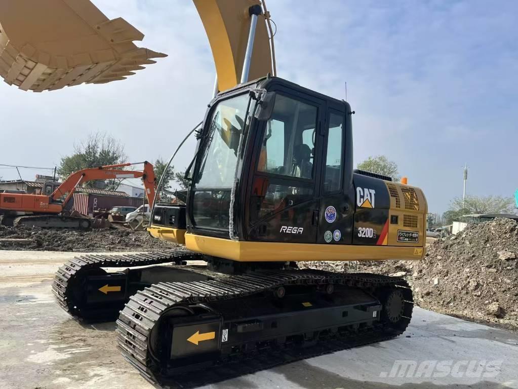 CAT 320 D حفارات زحافة