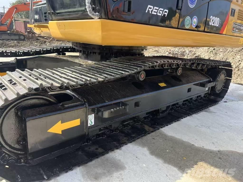 CAT 320 D حفارات زحافة