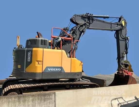 Volvo ECR 235 E حفارات زحافة