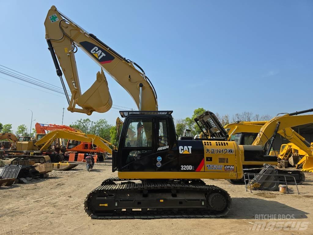 CAT 320 D 2 حفارات وسط 7 طن - 12 طن