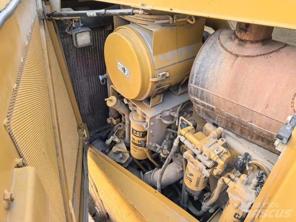 CAT D8T bulldozers بلدوزرات مجنزرة