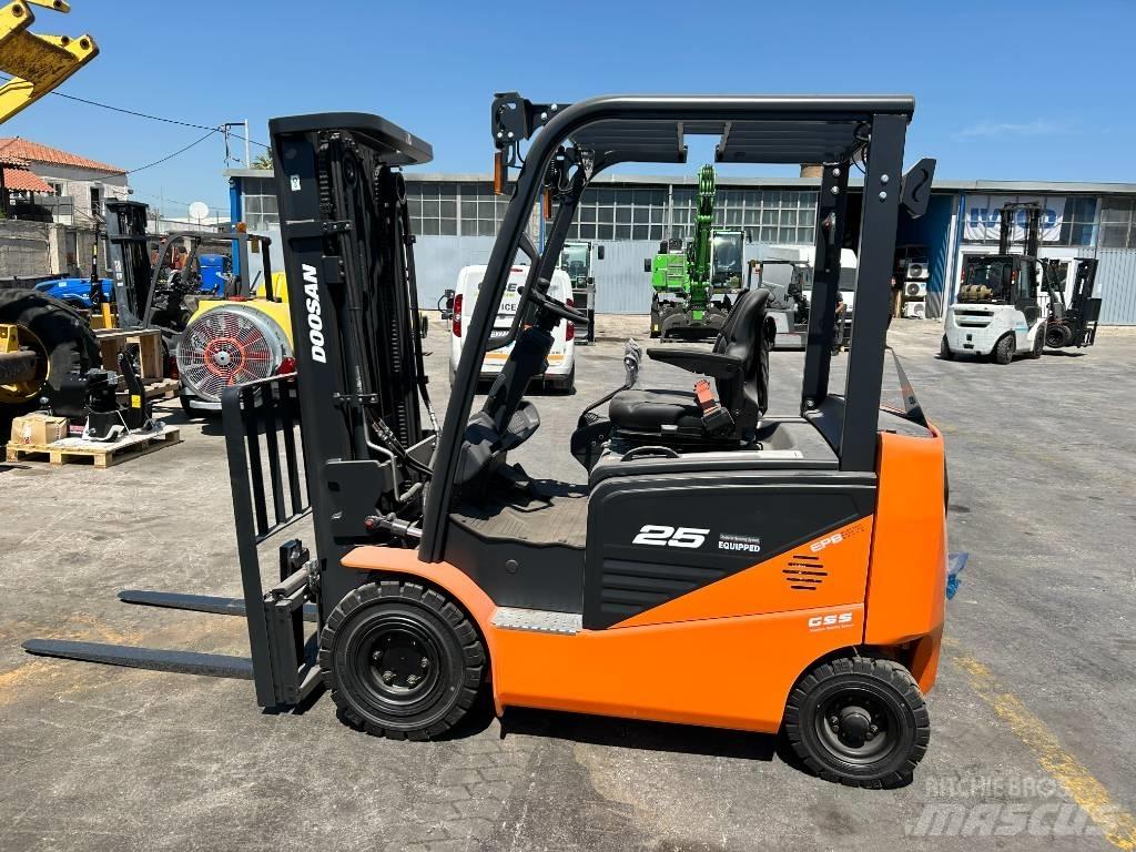 Doosan B 25 NS شاحنات ذات رافعات شوكية تعمل بالكهرباء