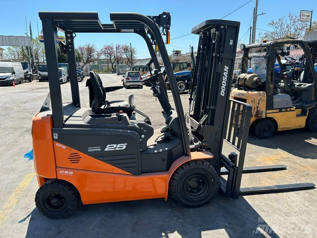 Doosan B 25 NS شاحنات ذات رافعات شوكية تعمل بالكهرباء
