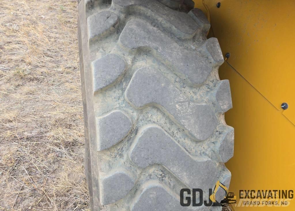 CAT 930M لوادر بعجل