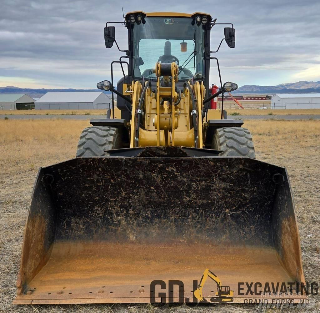 CAT 930M لوادر بعجل