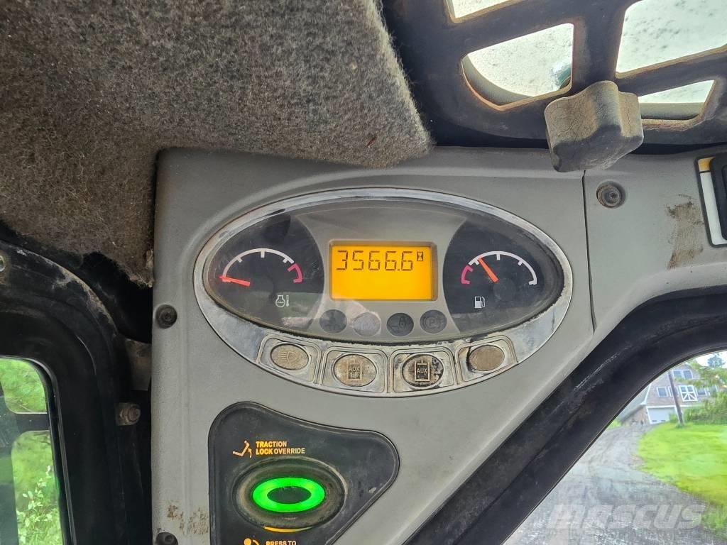 Bobcat T 320 لوادر انزلاقية التوجيه