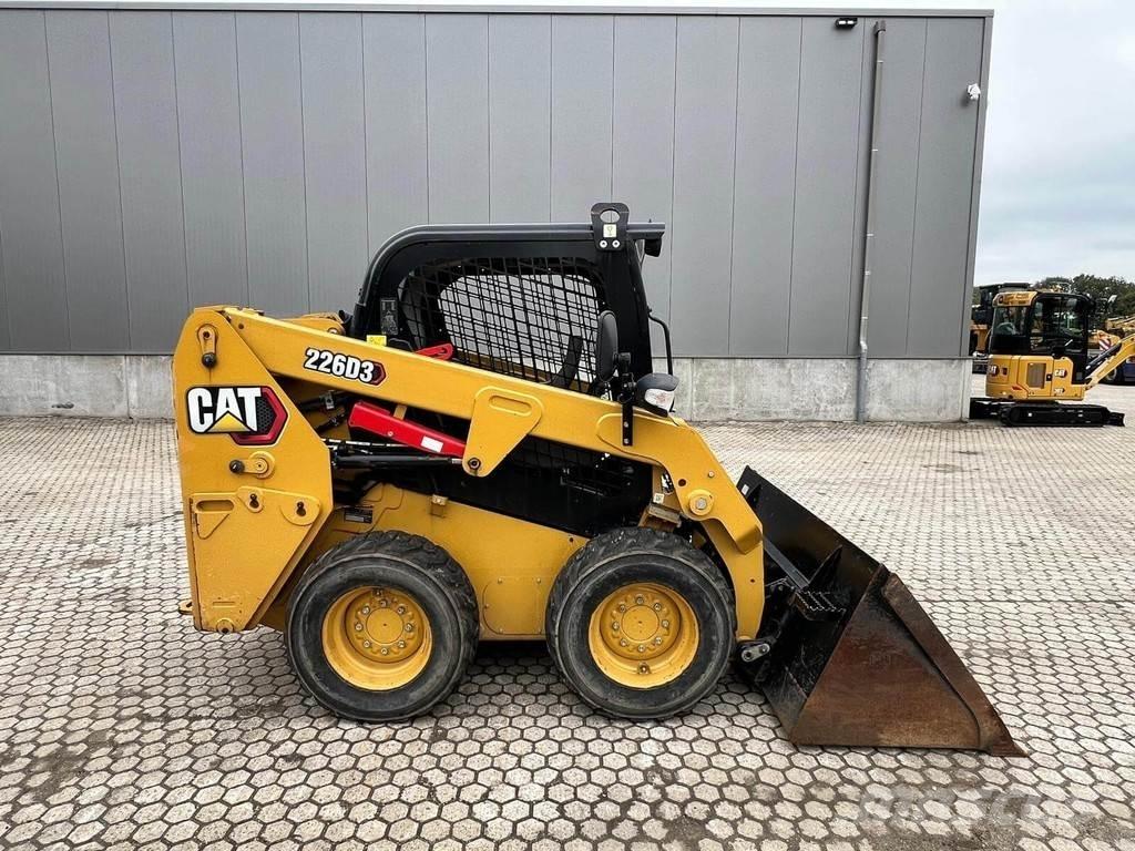 CAT 226D لوادر انزلاقية التوجيه