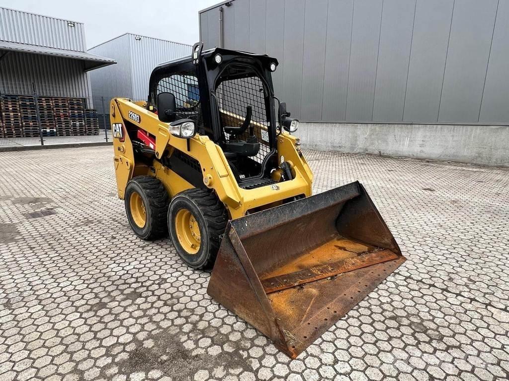 CAT 226D لوادر انزلاقية التوجيه