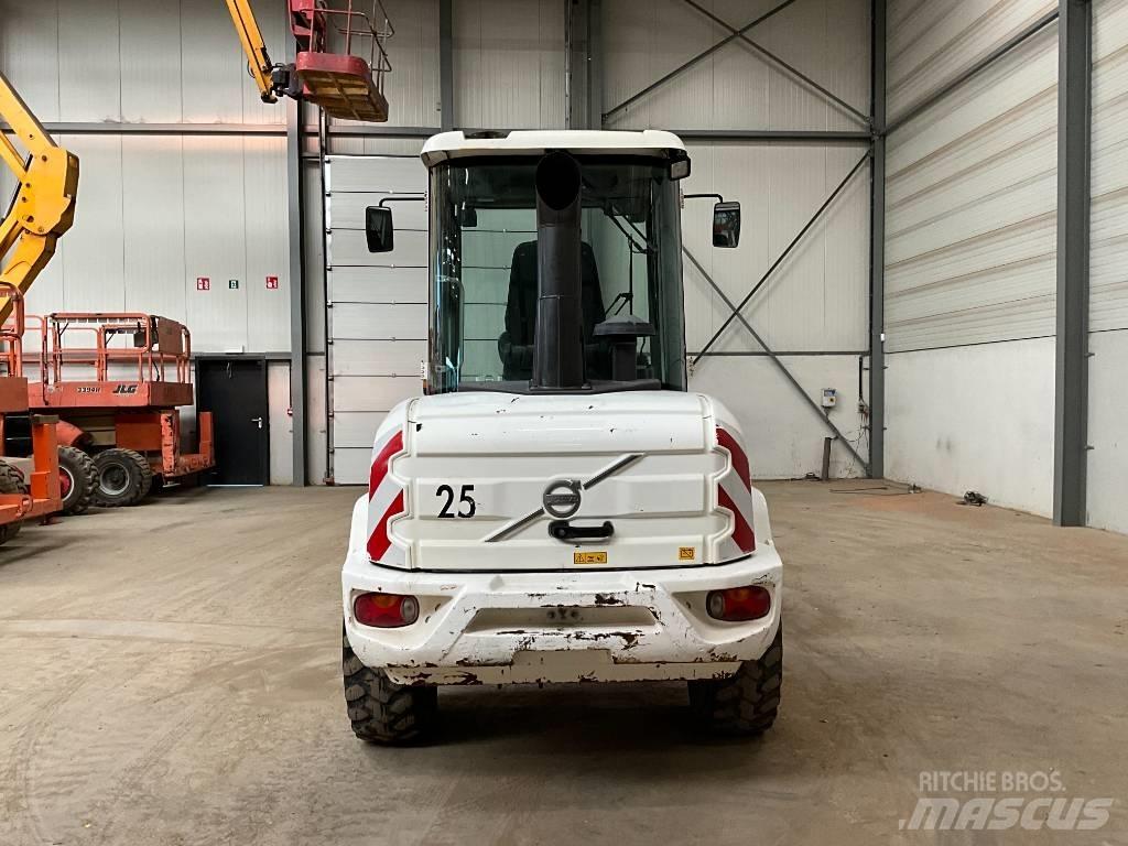 Volvo L 30 G لوادر بعجل