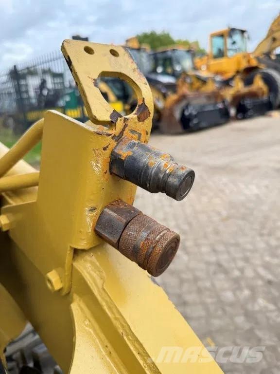 CAT 216B Turbo لوادر انزلاقية التوجيه