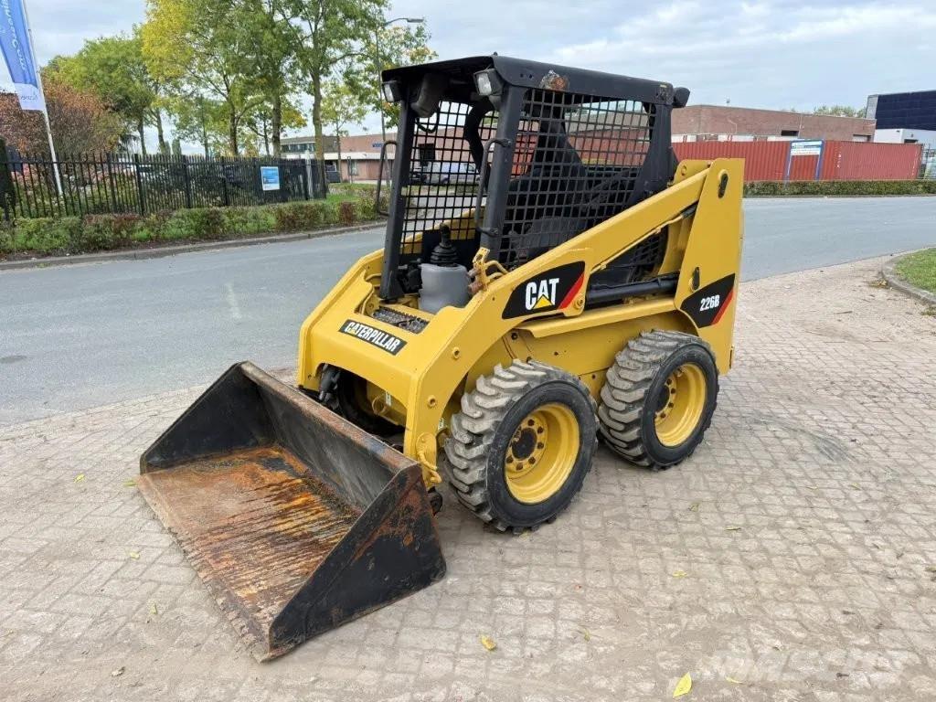 CAT 216B Turbo لوادر انزلاقية التوجيه