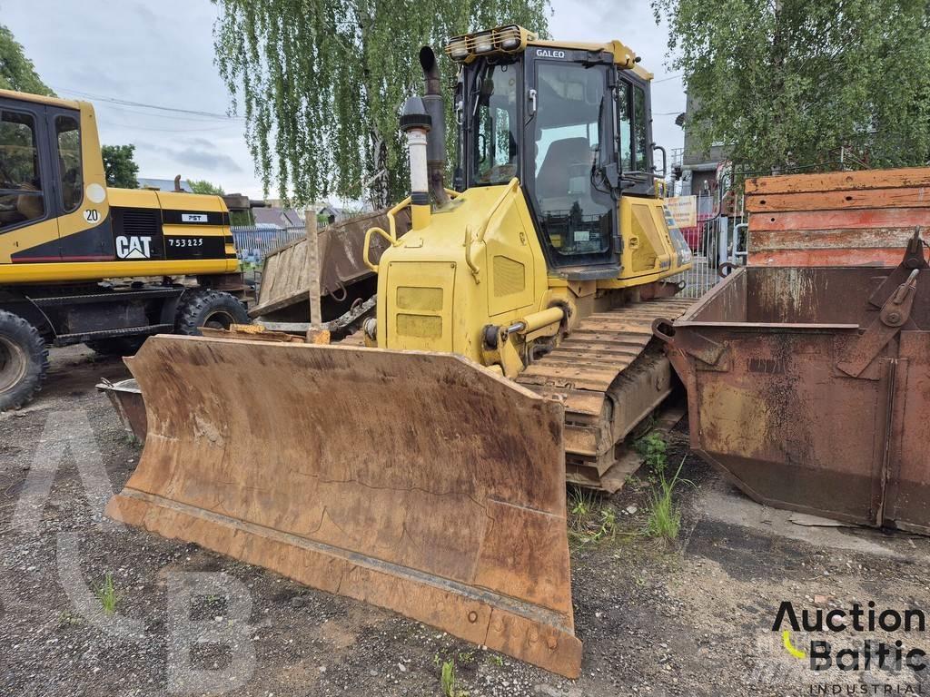 Komatsu D51EX-22 بلدوزرات مجنزرة