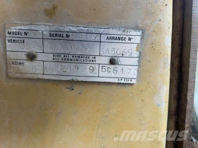 CAT D5B 44x890 بلدوزرات مجنزرة