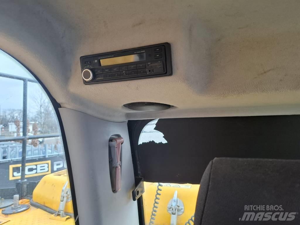 JCB JS 160 W حفارات بعجل