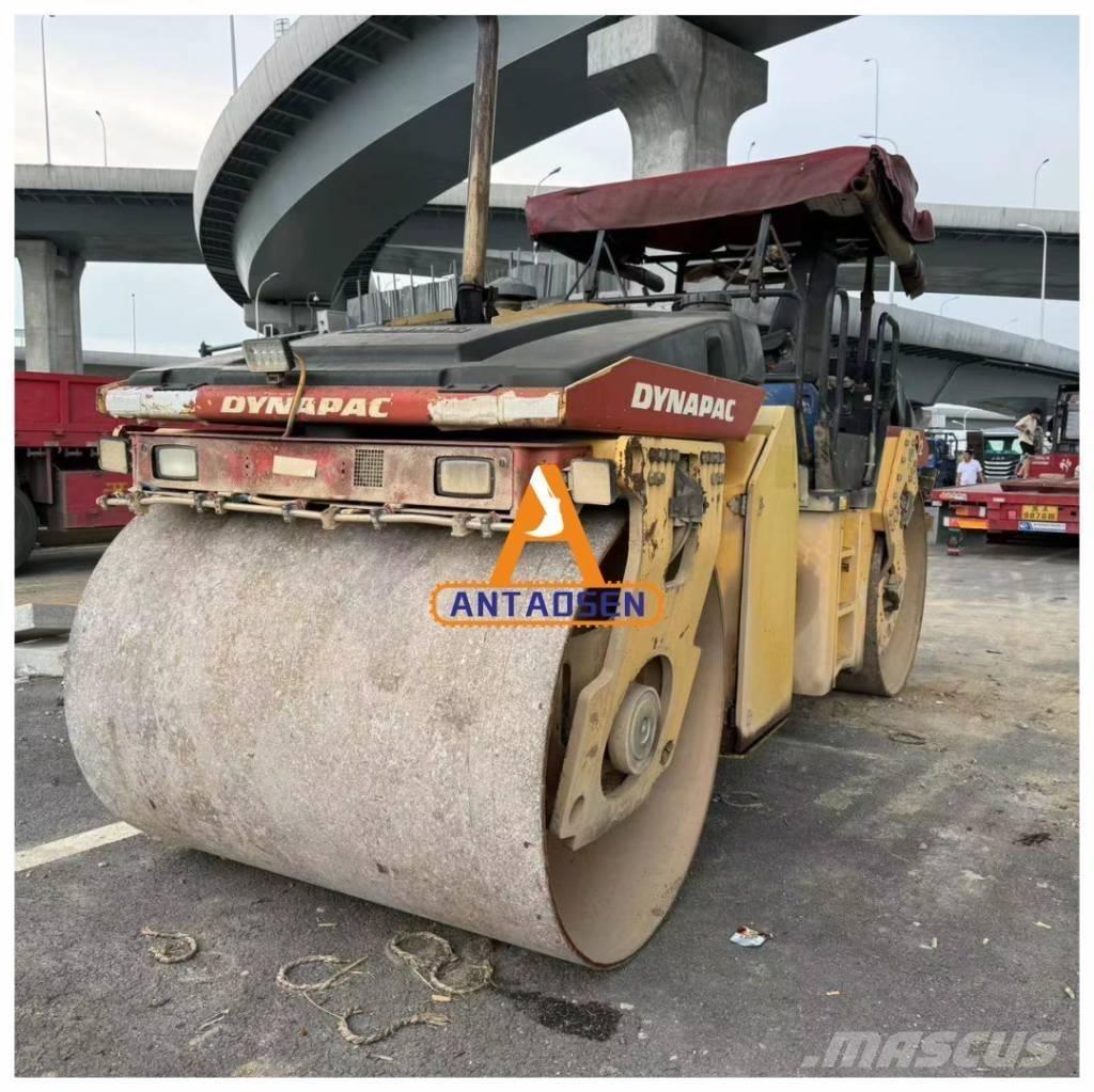 Dynapac CC422 مداحل ثنائية الاسطوانة