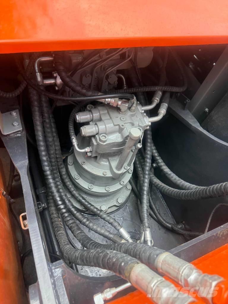 Hitachi ZX200 حفارات زحافة