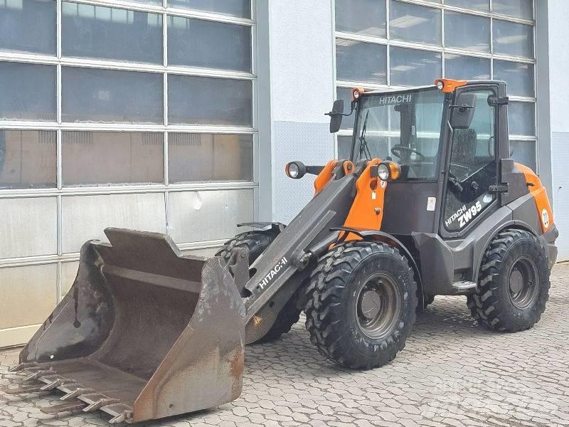 Hitachi ZW 95-6 لوادر انزلاقية التوجيه