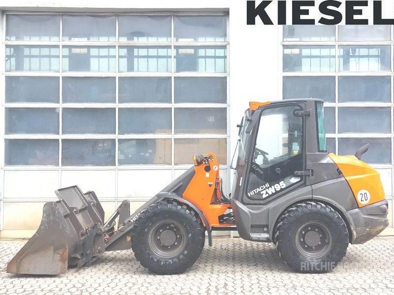 Hitachi ZW 95-6 لوادر انزلاقية التوجيه