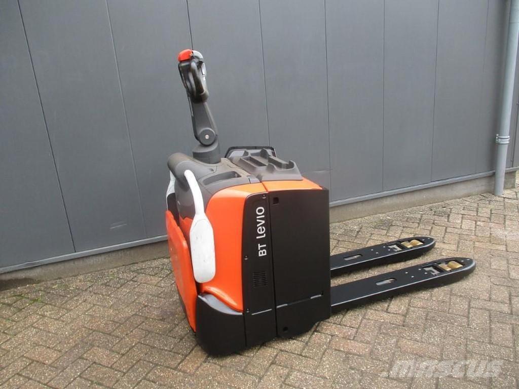 Toyota LPE200 رافعة منخفضة المستوى ذات منصة