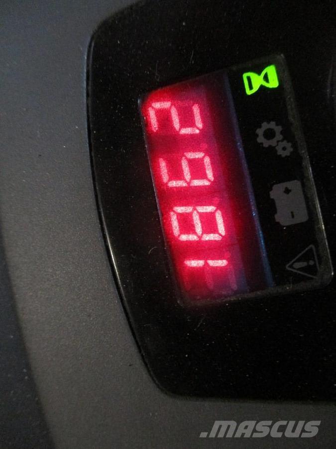 Toyota LPE200 رافعة منخفضة المستوى ذات منصة