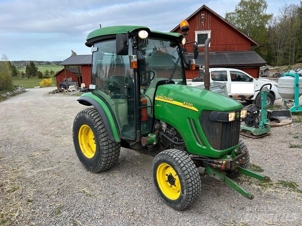 John Deere 3720 الجرارات