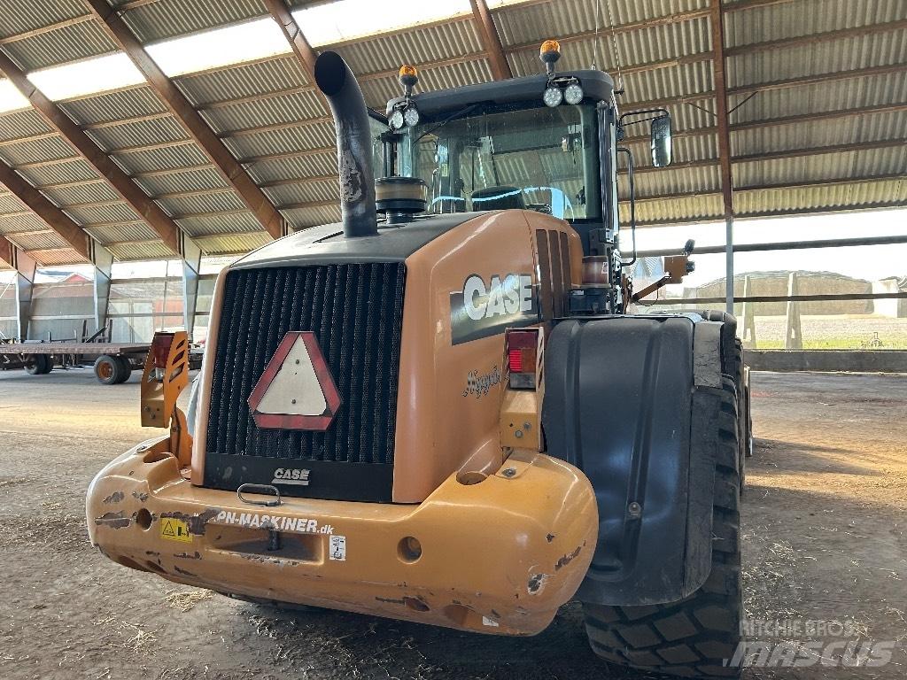 CASE 821 E لوادر بعجل