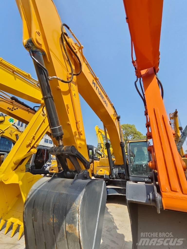 Hyundai R220LC-9S حفارات زحافة