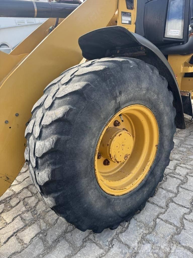 CAT 908M لوادر بعجل